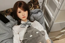 Mua búp bê bơm hơi, người đàn ông sợ hãi tột độ vì...