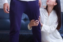 Cô gái quỳ xuống xin bạn trai quay lại và sự thật đau lòng