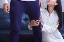 Cô gái quỳ xuống xin bạn trai quay lại và sự thật đau lòng