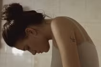 Đang ân ái mặn nồng, cô gái phát hiện điều ghê rợn