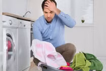 Giúp vợ giặt đồ lót, chồng cay đắng phát hiện ra chuyện đau lòng