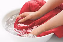 Mùa đông mẹ chồng bắt giặt đồ bằng tay, con dâu khóc hận