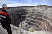 Mỏ kim cương khổng lồ sâu hoắm, hút mọi thứ bay qua nó