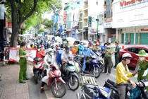 TP.HCM: Người dân đổ ra đường gây ùn tắc các chốt kiểm soát