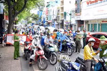 TP.HCM: Người dân đổ ra đường gây ùn tắc các chốt kiểm soát