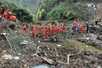 Máy bay rơi ở Trung Quốc có thể đã vỡ giữa không trung