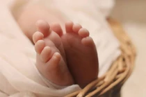 Đưa con cho bảo mẫu, mẹ uất nghẹn khi con chết nóng trong xe 