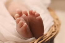 Đưa con cho bảo mẫu, mẹ uất nghẹn khi con chết nóng trong xe 