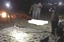 Đang tắm biển, người dân tá hỏa khi phát hiện thi thể mất đầu trôi vào bờ