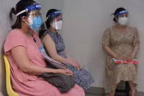 Phụ nữ mang thai tiêm vắc xin COVID-19 cần lưu ý gì?