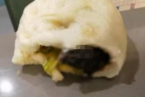 Đang ăn bánh bao phát hiện nhân thịt chuột, người đàn ông sốc nặng