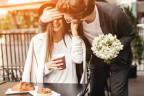 Valentine, tôi bối rối khi bạn gái mới quen đòi ăn nhà hàng xịn, quà đắt tiền 