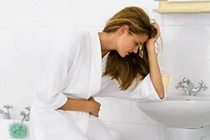 Nửa tháng mới đại tiện một lần, cô gái trẻ thủng đại tràng