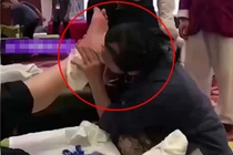 Nhân viên massage dùng răng miệng để...xoa bóp chân cho khách