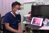 Dụi mắt khi ngứa, người phụ nữ gặp chuyện ghê người