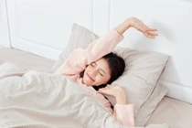 Ngủ dậy, làm ngay việc này trước khi uống nước sẽ trường thọ