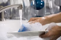 Dùng nước rửa chén kiểu này, người phụ nữ sốc khi mắc ung thư