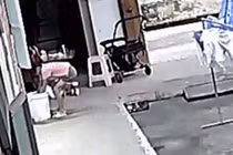 Video: Chị gái phản ứng kịp thời, cứu em trai thoát nạn trong gang tấc