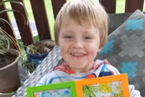 Mải cắt cỏ, bố khiến con trai gặp họa thảm khốc