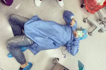 Đòi vào phòng sinh với vợ, người chồng khiến bác sĩ cười bò vì... 