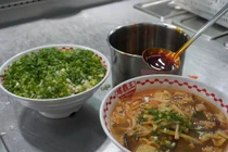 Gọi bún ốc nhưng không thấy...ốc, chàng trai đập phá quán ăn