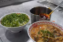 Gọi bún ốc nhưng không thấy...ốc, chàng trai đập phá quán ăn