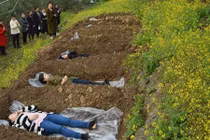 Phụ nữ ly hôn chui xuống huyệt mộ để đoạn tình cũ