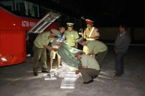 Phát hiện hơn 1000 gói thuốc lá lậu trên xe khách giường nằm