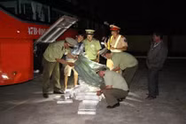 Phát hiện hơn 1000 gói thuốc lá lậu trên xe khách giường nằm