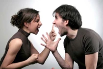 Mẹ đi vắng, chị gái làm điều rợn người khó tin với em 