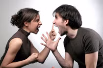 Mẹ đi vắng, chị gái làm điều rợn người khó tin với em 