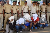 Thiếu nữ 17 tuổi bị 11 người cưỡng hiếp tập thể