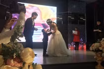 Chuyện lạ hôm nay: Cậu bé 4 tuổi cưới mẹ và sự thật đau lòng 