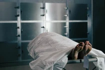 Còn sống bị đưa vào nhà xác, người phụ nữ chịu kết kinh dị 