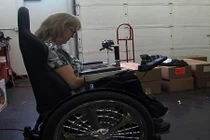 Vợ ngồi xe lăn, chồng lén lút trong gara và cái kết bất ngờ 