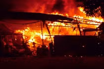 Con trai tưới xăng đốt mẹ trong đêm