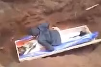 Chuyện lạ hôm nay: Khăng khăng có thể làm người chết sống lại và kết đắng 