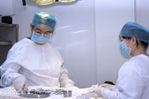 Đang thân mật với bạn gái, người đàn ông xảy ra điều kinh dị này...