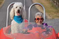 Biết mình bị ung thư, cụ bà làm điều giới trẻ phải ngưỡng mộ