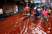 Kinh hoàng dòng sông đỏ rực như máu ở ngay giữa thủ đô 