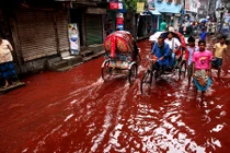 Kinh hoàng dòng sông đỏ rực như máu ở ngay giữa thủ đô 