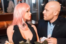 Kỳ dị thanh niên quyết đính hôn với búp bê bơm hơi