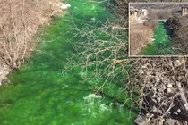 Quái đản dòng sông đổi màu xanh đáng sợ