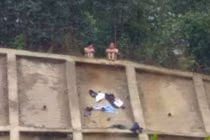 Buồn vì con trai "ế", bố mẹ cởi quần áo đòi tự tử