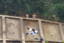 Buồn vì con trai "ế", bố mẹ cởi quần áo đòi tự tử