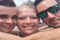 Gia đình kỳ lạ "một vợ hai chồng", pháp luật bó tay không hiểu