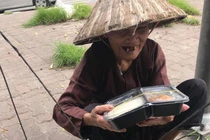 Shipper “khóc nghẹn” bị thanh niên “bom” 17 suất cơm gà 700 nghìn 