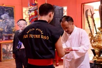 Sau “sự cố Flores” Nam Huỳnh Đạo vui vẻ mở cửa tiếp khách