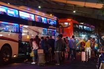 Trở lại Sài Gòn sau Tết, hành khách ngủ gục giữa bến xe lúc 2h sáng