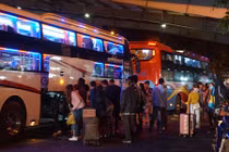 Trở lại Sài Gòn sau Tết, hành khách ngủ gục giữa bến xe lúc 2h sáng